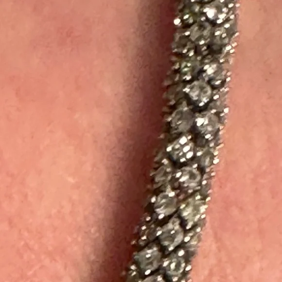 Gorgeous HENRI BENDEL Sparkly Rhinestone, Silver Infinity Bracelet - Picture 10 of 11